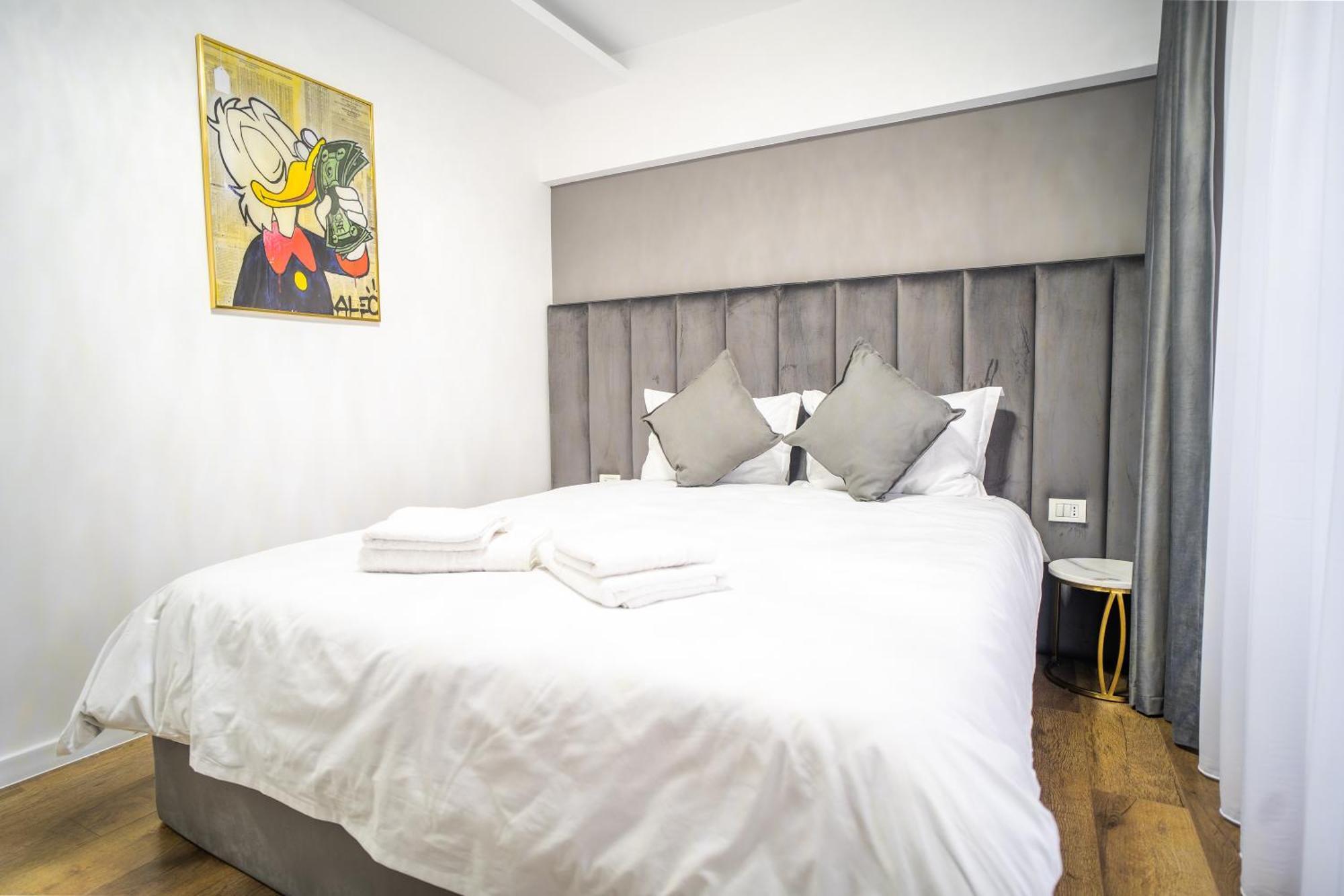 Location - Contemporary Parliament View - 2br